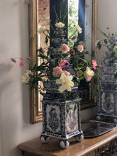 Load image into Gallery viewer, Blue and White Tulipiere