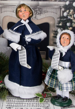 Load image into Gallery viewer, Byers' Choice Carolers Yardley Family of 4