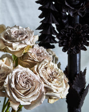 Load image into Gallery viewer, Black Flower Candle