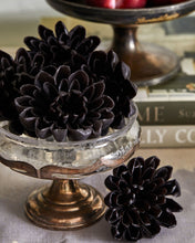 Load image into Gallery viewer, Black Flower Candle
