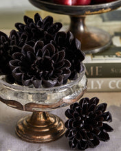 Load image into Gallery viewer, Black Flower Candle