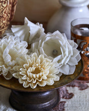 Load image into Gallery viewer, White Flower Candle