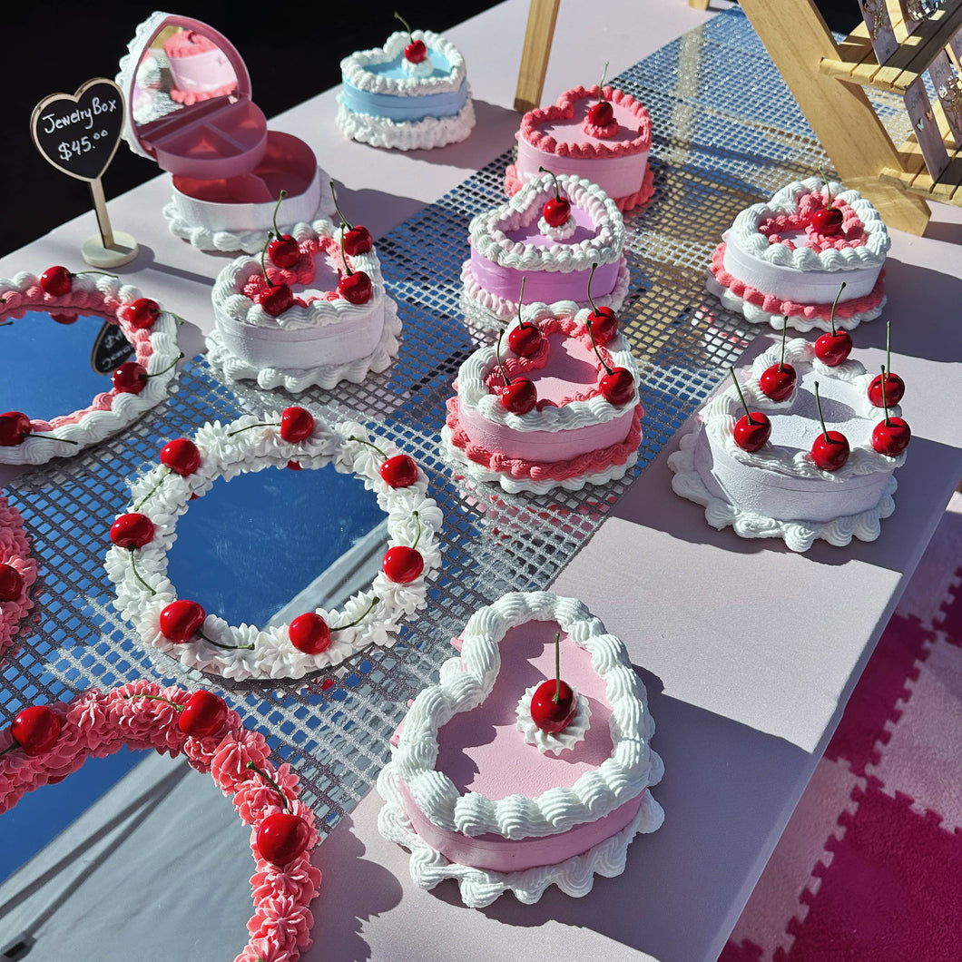 Lynartsy - Cake Jewelry Box: Blue